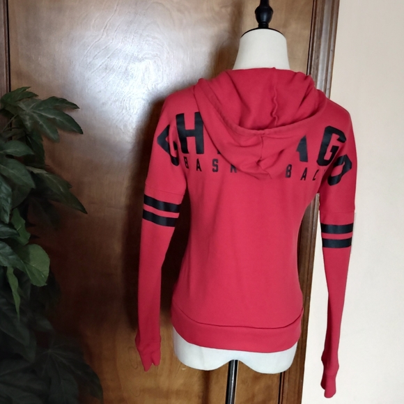 NBA Juniors Red Chicago Bulls Basketball Hoodie - Picture 4 of 11